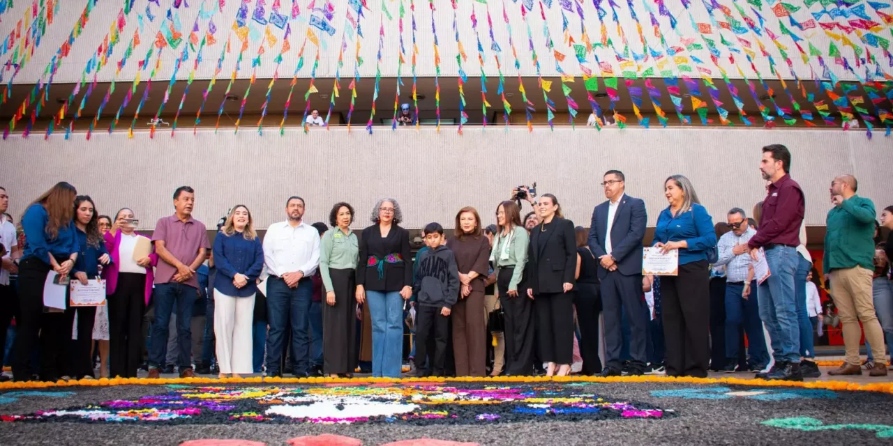 RECONOCEN A PARTICIPANTES EN LA COLOCACIÓN DE OFRENDAS FLORALES POR EL DÍA DE MUERTOS EN LA EXPLANADA DEL PALACIO DE GOBIERNO