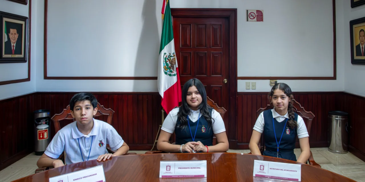 ESTUDIANTES DE LA ESCUELA NUEVA CREACIÓN VISITAN EL PALACIO MUNICIPAL CON EL PROGRAMA CONOCE TU AYUNTAMIENTO