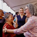 EN MAZATLÁN, GOBERNADORA GRACIELA DOMÍNGUEZ SOSTIENE ENCUENTRO CON FAMILIAS DESPLAZADAS PARA LLEVARLES DISTINTOS APOYOS
