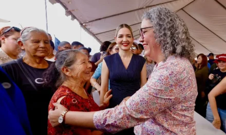EN MAZATLÁN, GOBERNADORA GRACIELA DOMÍNGUEZ SOSTIENE ENCUENTRO CON FAMILIAS DESPLAZADAS PARA LLEVARLES DISTINTOS APOYOS
