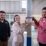 ANA MIRIAM RAMOS ENTREGA EL DISTINTIVO NAFIN A EMPRESA DEDICADA A LA FABRICACIÓN DE BOLSAS IMPRESAS