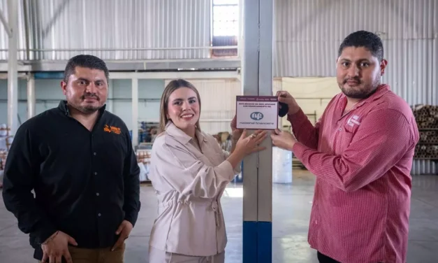 ANA MIRIAM RAMOS ENTREGA EL DISTINTIVO NAFIN A EMPRESA DEDICADA A LA FABRICACIÓN DE BOLSAS IMPRESAS