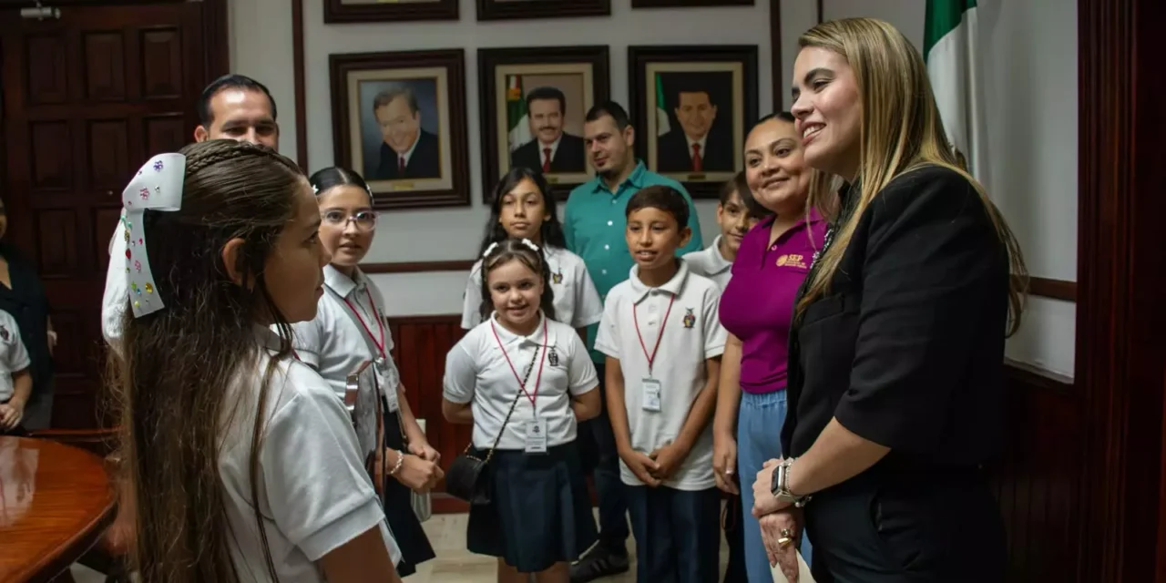 ANA MIRIAM RAMOS ACOMPAÑA A ESTUDIANTES DE LA PRIMARIA BENITO JUÁREZ DURANTE VISITA AL AYUNTAMIENTO DE CULIACÁN