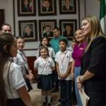 ANA MIRIAM RAMOS ACOMPAÑA A ESTUDIANTES DE LA PRIMARIA BENITO JUÁREZ DURANTE VISITA AL AYUNTAMIENTO DE CULIACÁN