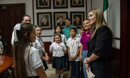 ANA MIRIAM RAMOS ACOMPAÑA A ESTUDIANTES DE LA PRIMARIA BENITO JUÁREZ DURANTE VISITA AL AYUNTAMIENTO DE CULIACÁN