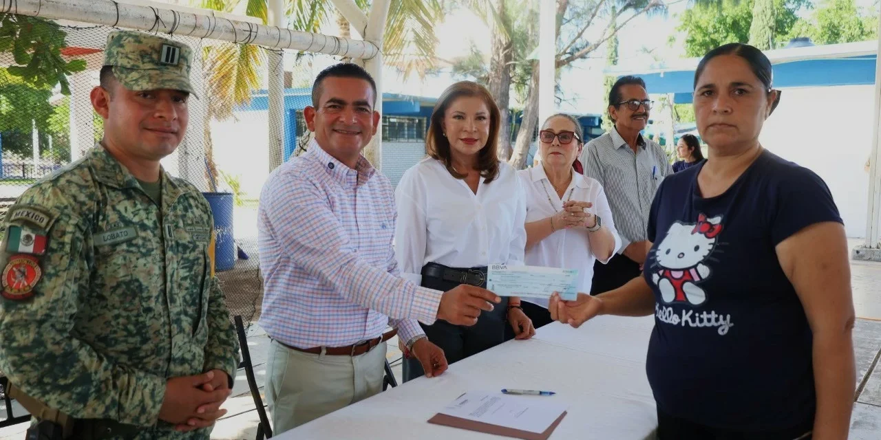 RECIBEN FAMILIAS DE LOS CAMPOS PESQUEROS DE NAVOLATO APOYOS ECONÓMICOS POR AFECTACIONES DEL MAR DE FONDO